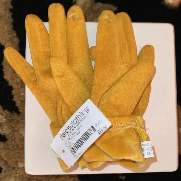 Women’s Gold Vegan Suede Gloves NWT Soft Velvet Inside One Size - Picture 6 of 7